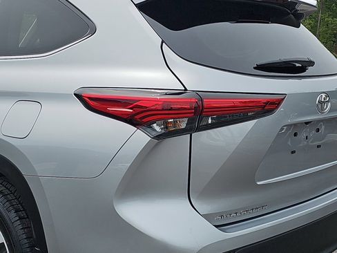 Used 2023 Toyota Highlander XLE FWD image 36