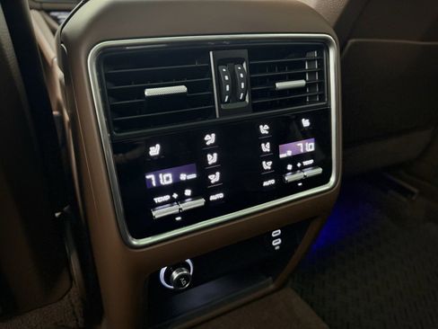 Used 2022 Porsche Cayenne Turbo image 30