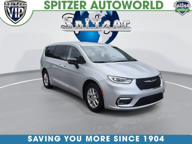 Used 2024 Chrysler Pacifica Touring-L FWD image 3