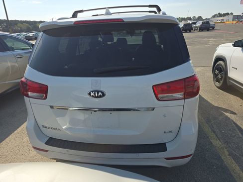 Used 2017 Kia Sedona LX w/ LX Essentials Premium Package image 4
