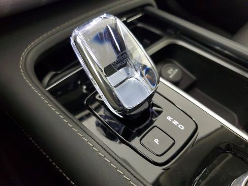 Certified 2025 Volvo XC90 T8 Ultra w/ Protection Package Premier AWD/4WD image 32