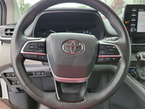 Used 2024 Toyota Sienna XLE FWD image 21
