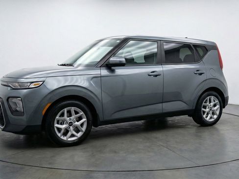 Used 2025 Kia Soul LX w/ LX Technology Package FWD image 3