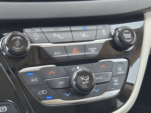 Used 2024 Chrysler Pacifica Touring-L FWD image 19