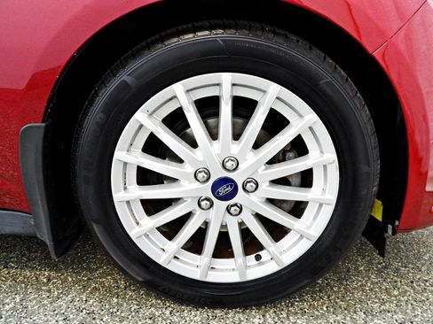 Used 2016 Ford C-MAX Energi SEL w/ Equipment Group 302A FWD image 22