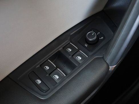 Used 2018 Volkswagen Tiguan SEL AWD/4WD image 37