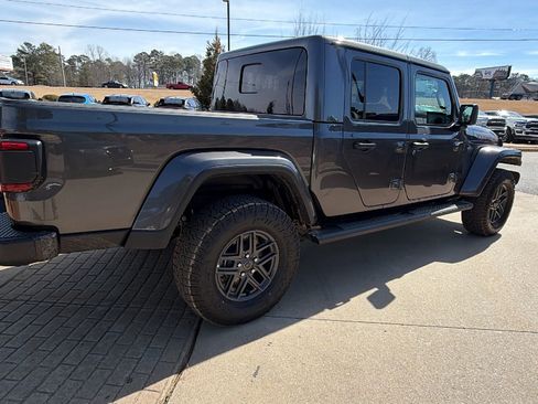 Used 2025 Jeep Gladiator Sport image 8
