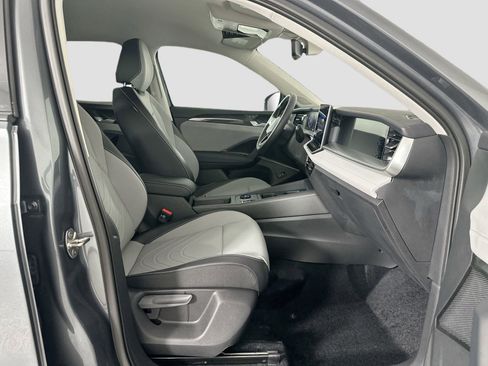 Certified 2025 Volkswagen Tiguan SE image 14