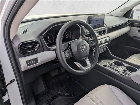 Certified 2025 Honda Pilot Touring image 9