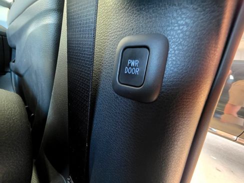 Used 2026 Toyota Sienna XLE FWD image 72
