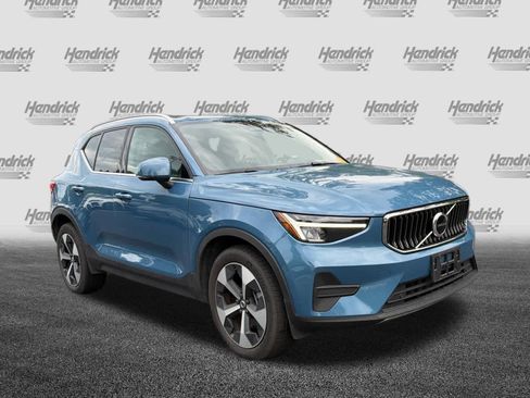 Used 2025 Volvo XC40 B5 Core AWD/4WD image 2
