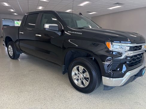Used 2025 Chevrolet Silverado 1500 LT image 3