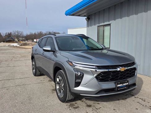 Used 2026 Chevrolet Trax LT w/ LT Convenience Package FWD image 4