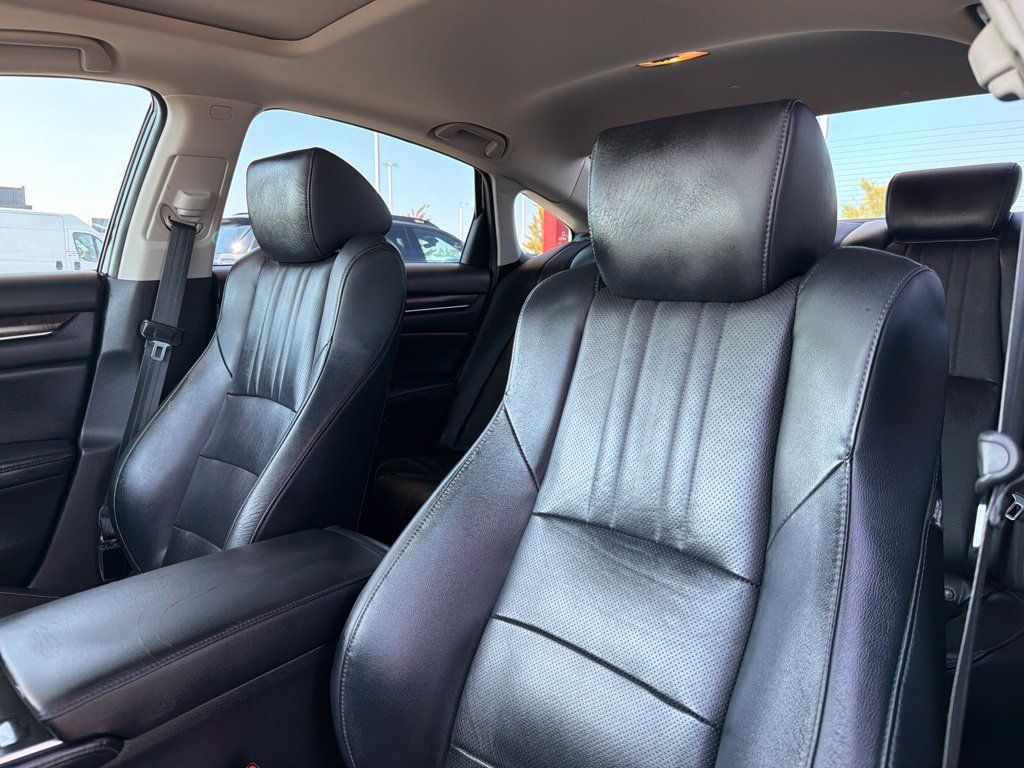 Used 2018 Honda Accord Touring image 12