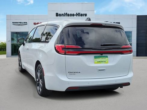 New 2026 Chrysler Pacifica Select image 3