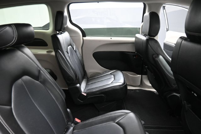 Used 2024 Chrysler Pacifica Touring-L FWD image 30