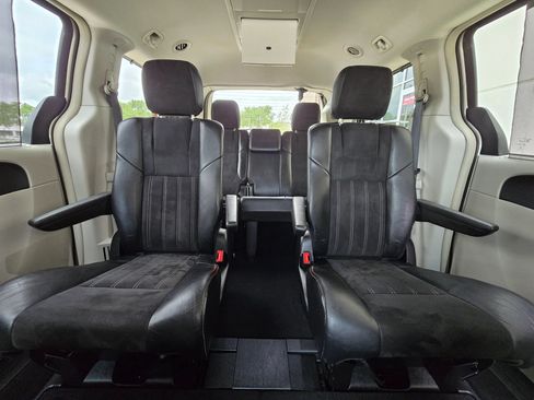 Used 2016 Chrysler Town & Country Limited FWD image 48