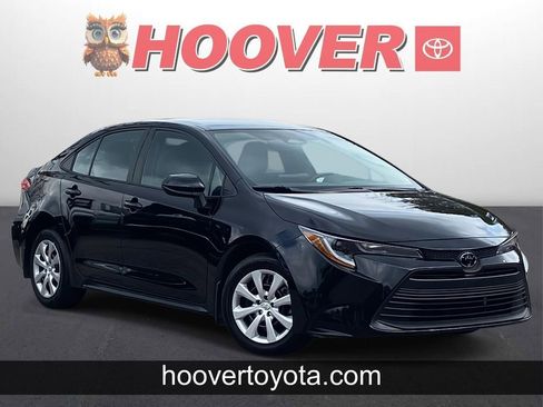 Used 2025 Toyota Corolla LE image 1
