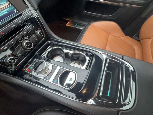 Used 2015 Jaguar XJ R image 16