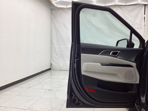 Used 2024 Kia Carnival LX FWD image 20
