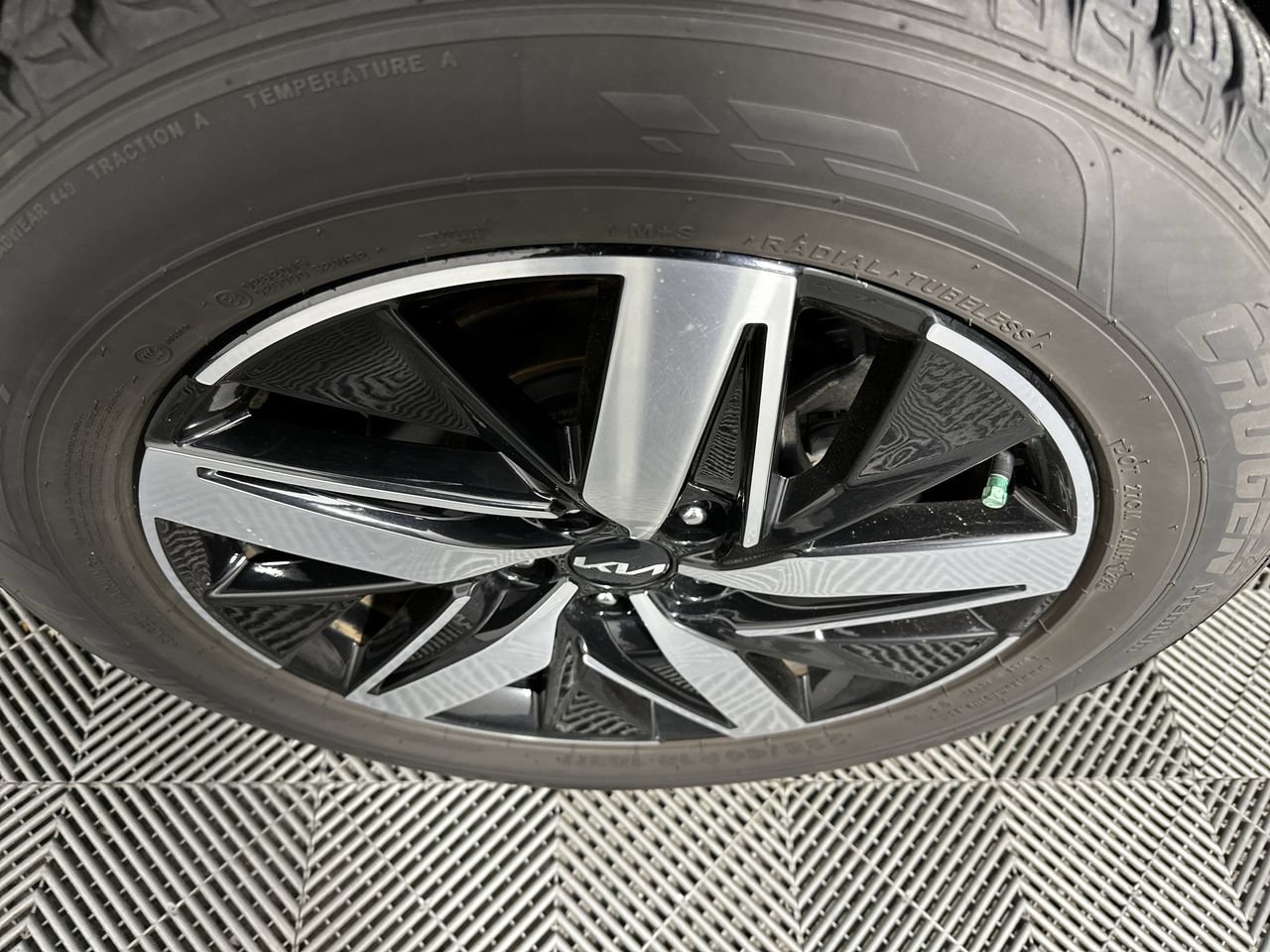 Used 2023 Kia Sorento EX w/ Panoramic Sunroof Package FWD image 21