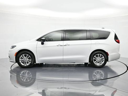 New 2026 Chrysler Pacifica Select image 9