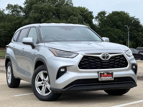 Used 2024 Toyota Highlander LE FWD image 2