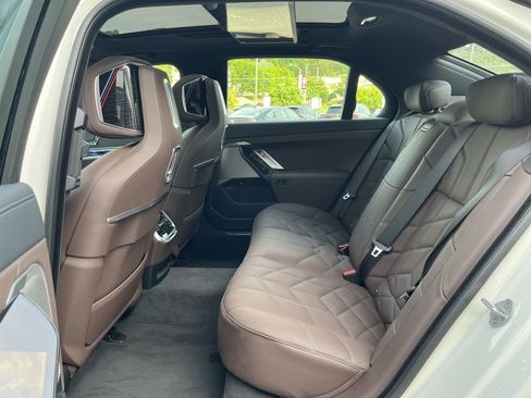 Certified 2025 BMW 740i w/ Premium Package RWD image 32