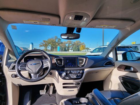 Used 2017 Chrysler Pacifica Touring-L w/ Tire & Wheel Group image 10