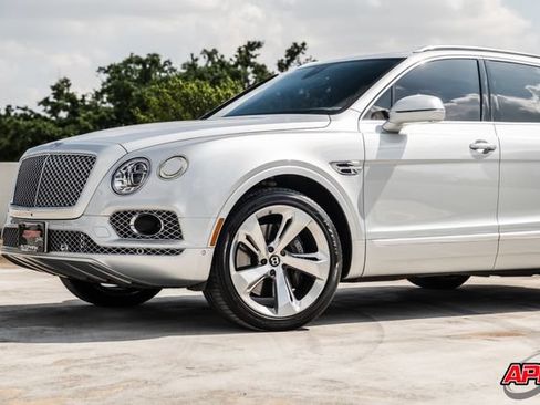 Used 2017 Bentley Bentayga AWD/4WD image 34