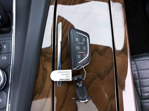 Used 2024 Cadillac Escalade ESV Premium Luxury Platinum AWD/4WD image 32