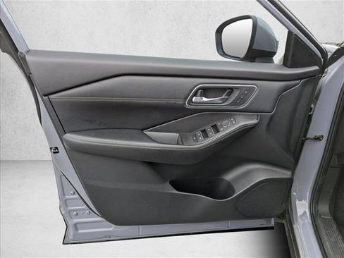 Used 2025 Nissan Rogue Platinum image 23