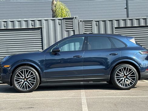 Used 2025 Porsche Cayenne image 2