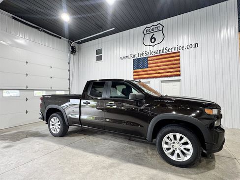Used 2019 Chevrolet Silverado 1500 Custom w/ Custom Value Package AWD/4WD image 2