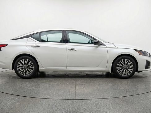 Used 2025 Nissan Altima 2.5 SV FWD image 11