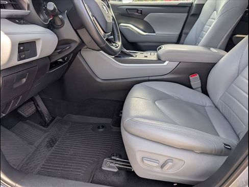 Used 2021 Toyota Highlander LE FWD image 9
