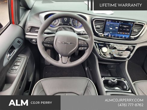 New 2026 Chrysler Pacifica Limited w/ S Appearance Package FWD image 9