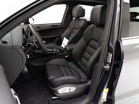 Certified 2026 Porsche Macan AWD/4WD image 5