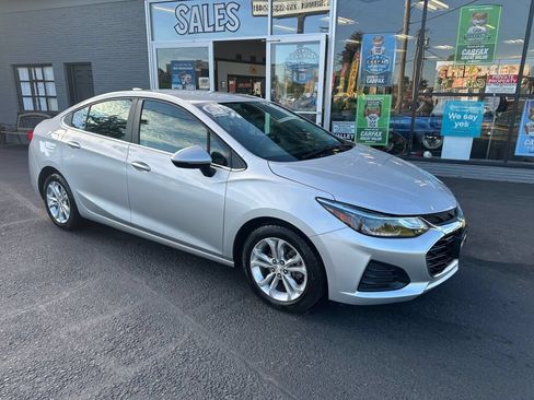 Used 2019 Chevrolet Cruze LT w/ LT Fleet Convenience Package FWD image 3