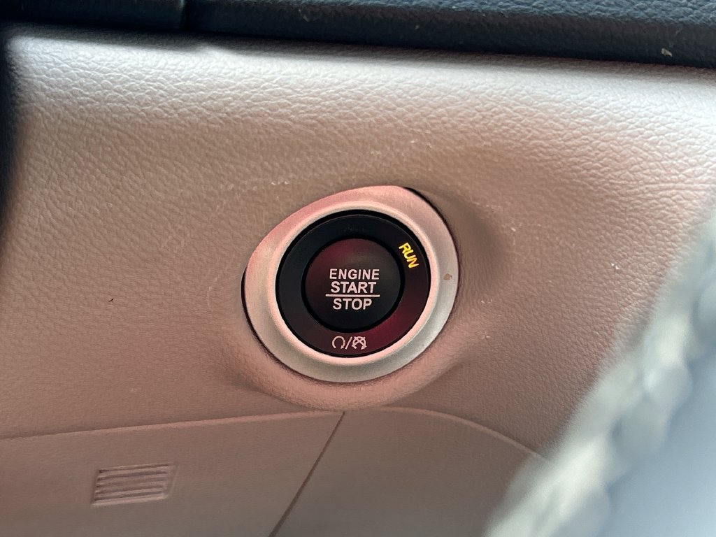 Used 2024 Chrysler Pacifica Touring-L FWD image 19