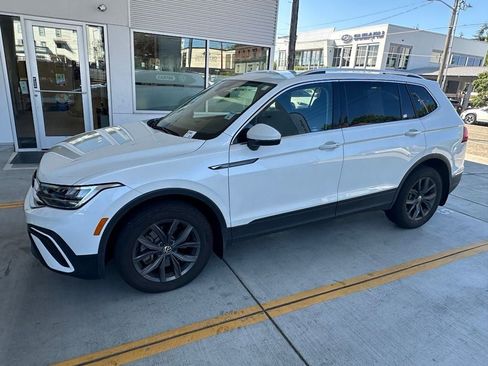 Used 2023 Volkswagen Tiguan SE w/ Panoramic Sunroof Package AWD/4WD image 3