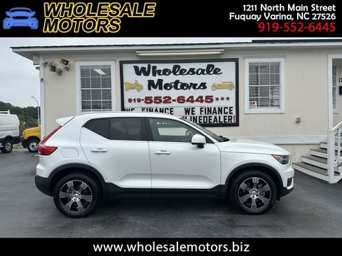 Used 2021 Volvo XC40 T4 Inscription FWD image 1