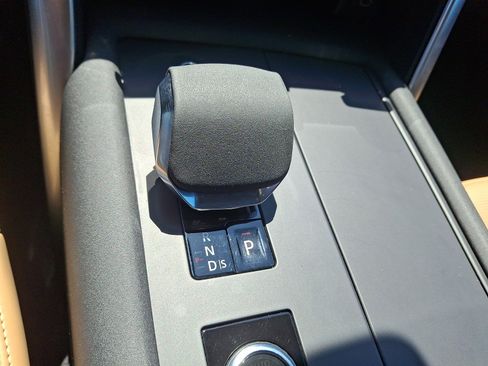 Used 2024 Land Rover Discovery Dynamic SE AWD/4WD image 16