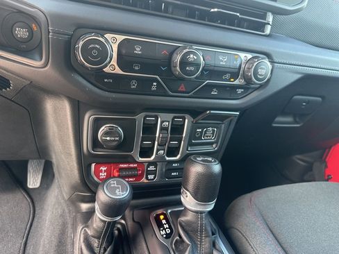 Used 2025 Jeep Wrangler Unlimited Rubicon image 14