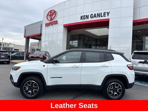 Used 2025 Jeep Compass Trailhawk AWD/4WD image 3