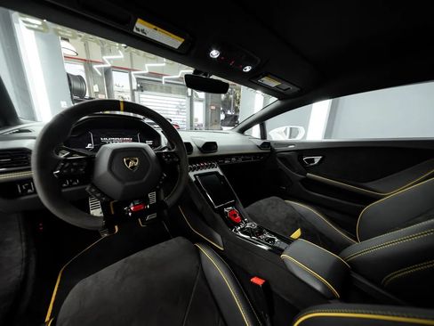 Used 2023 Lamborghini Huracan Tecnica RWD image 2