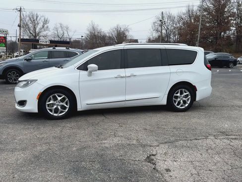 Used 2018 Chrysler Pacifica Touring-L Plus w/ Advanced Safetytec Group image 5