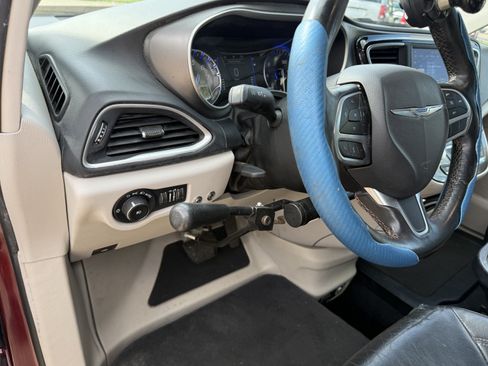 Used 2020 Chrysler Pacifica Touring-L FWD image 25