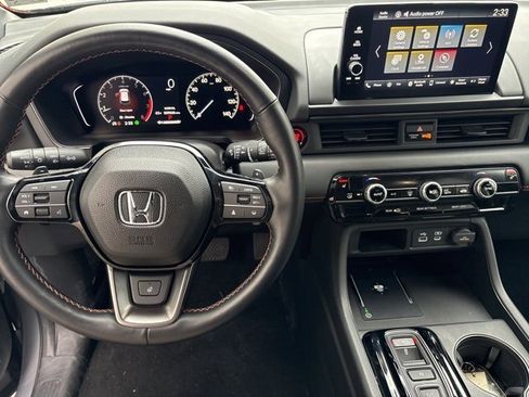 Used 2025 Honda Pilot TrailSport image 4