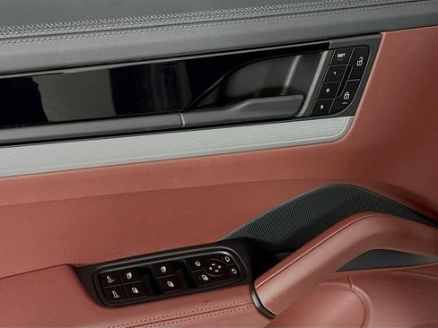 Certified 2025 Porsche Cayenne Coupe AWD/4WD image 11